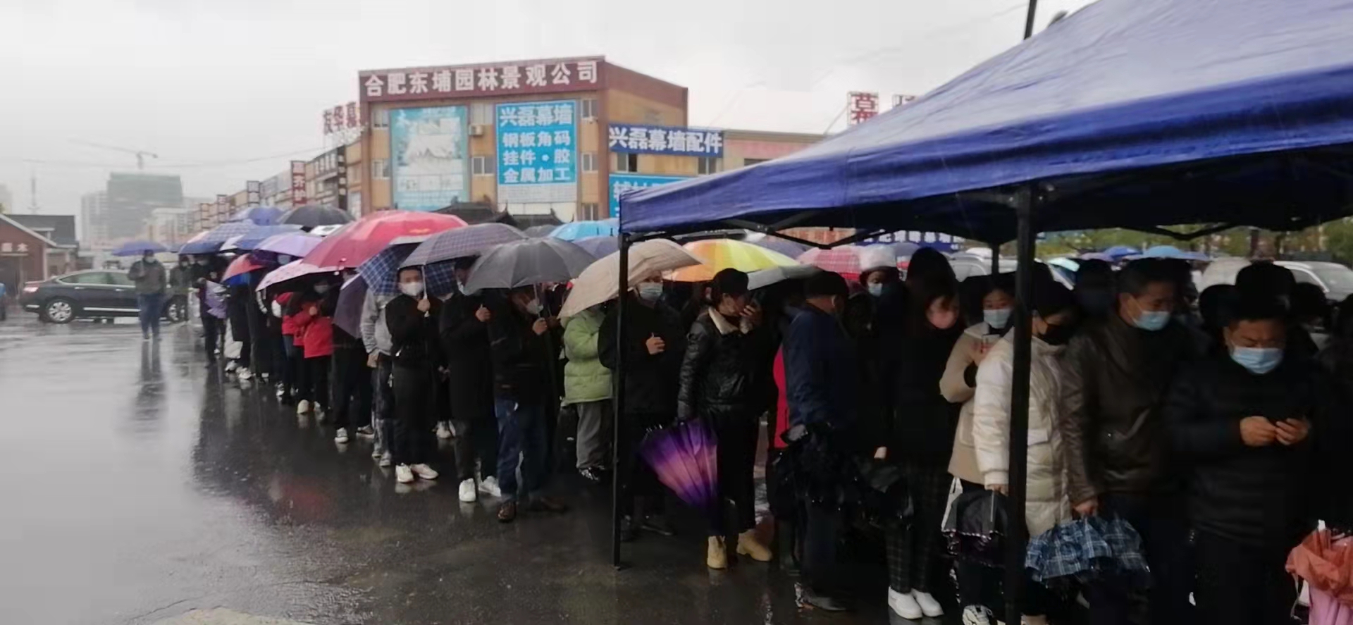 腾辉物业组织腾辉·华东建材中心投资业主、经营户顺利完成全员核酸筛查检测