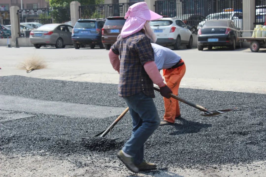 情系业主办实事 修路造福暖人心-5月21日腾辉物业再次斥资对和平路段进行沥青摊铺维修