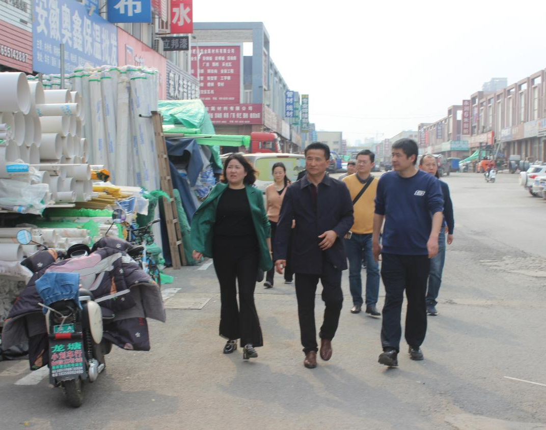 撮镇镇党委副书记孙家亮在腾辉•华东建材中心进行安全综合整治“回头看”专项检查